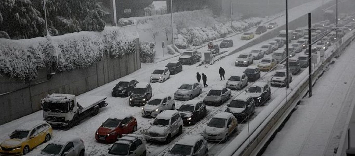 Το απόλυτο «χάος» σε Μεσογείων και Αττική Οδό - Παρατημένα αυτοκίνητα μέσα στα χιόνια (βίντεο)